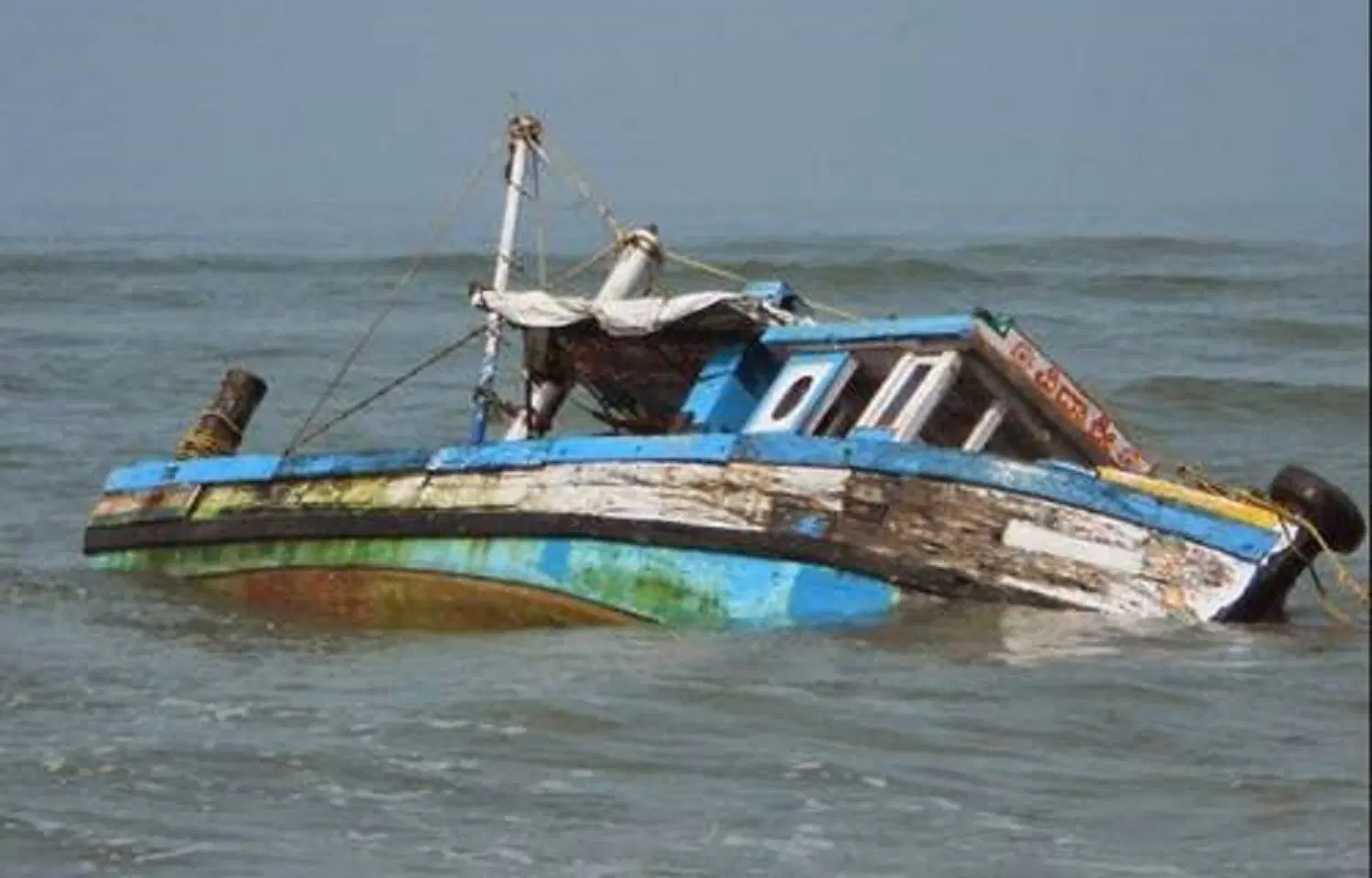 Niger Boat carrying 300 Passengers Capsizes, 60 dead Bodies Recovered