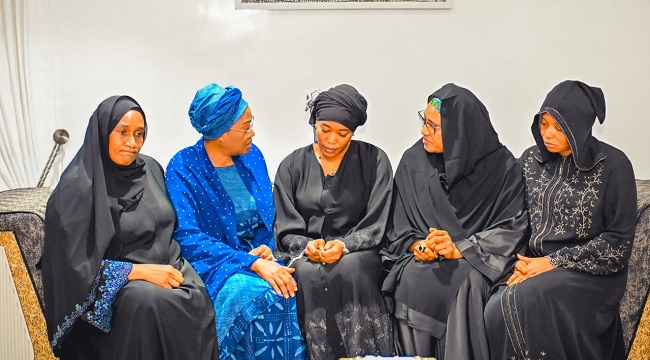 Remi Tinubu, Others Pay Condolence Visit To Late COAS Lagbaja Family