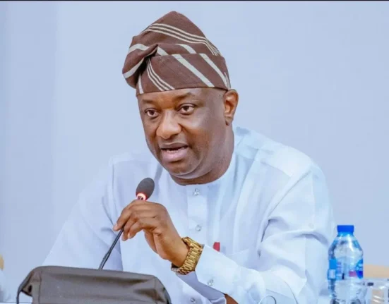 FG Proposes Law to Make Officials Fly Nigerian Airlines