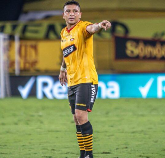 Ecuadorian Footballer Mario Pineida Killed in Targeted Shooting