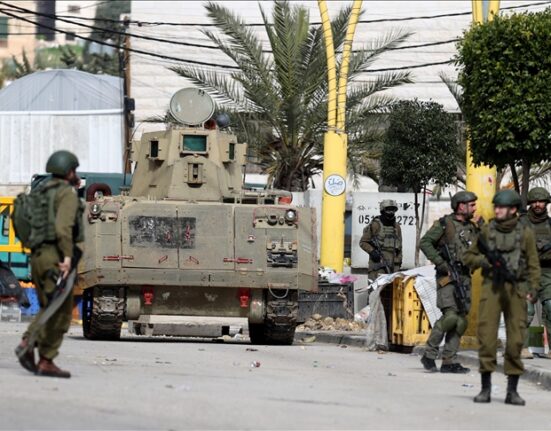 Israeli Minister Approves Gun Licences for 18 West Bank Settlements