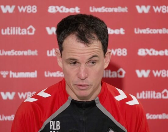 Le Bris Backs Xhaka as Sunderland Prepare for Leeds Clash